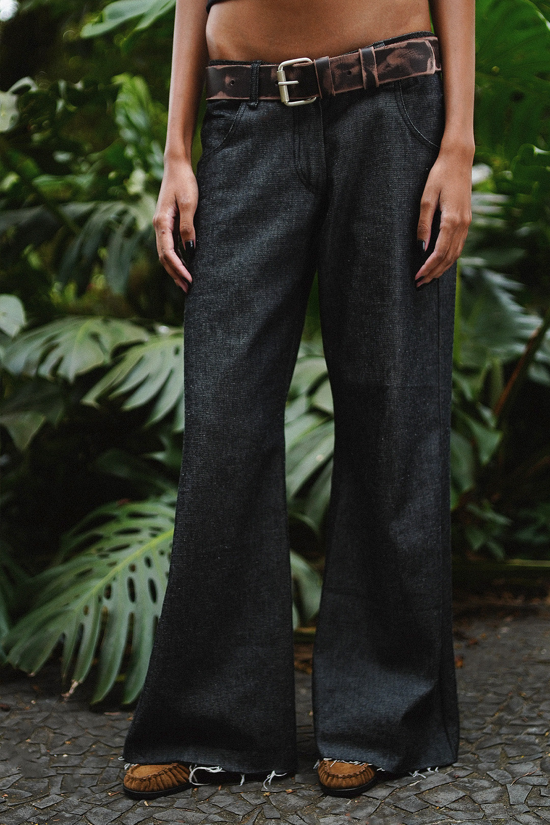 CALÇA SOPHIE JEANS FLARE LOW RISE BLACK
