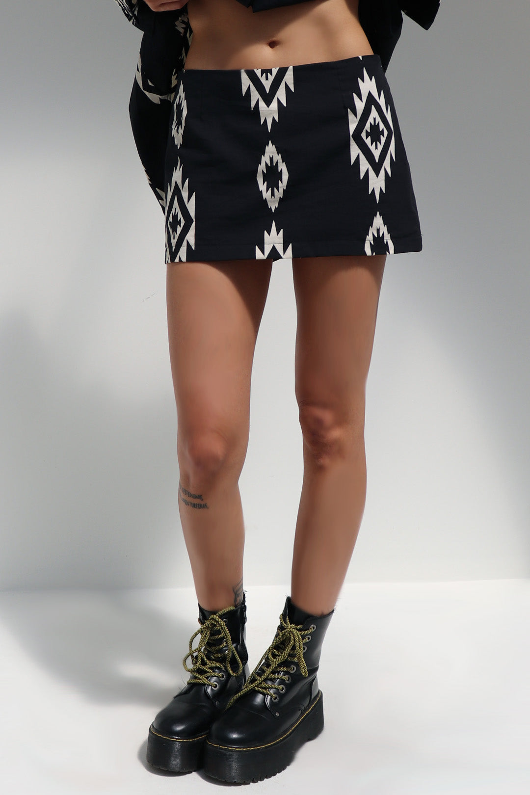 MINI SAIA SHORTS ARIZONA ALFAIATARIA ALGODÃO ESTAMPADA BLACK